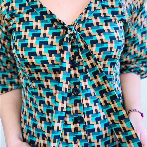 Retro-Inspired Tie-front Dress - Picture 4 of 7